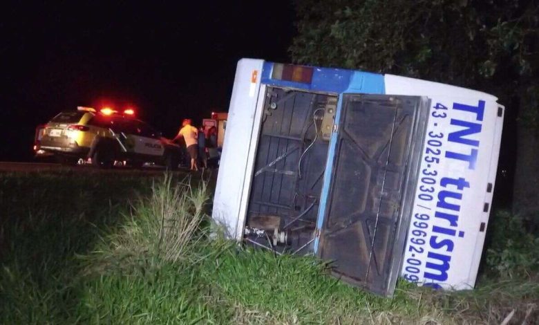 Fotos de Ônibus que saiu de Londrina tomba após estourar pneu na BR-369 próximo a juranda e deixa vários feridos