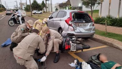 Fotos de Pai e filho ficam feridos após moto bater na traseira de carro estacionado em Maringá