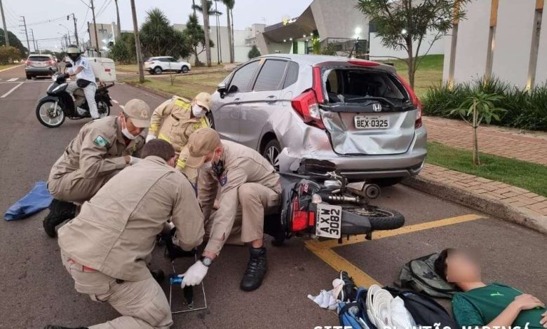 Fotos de Pai e filho ficam feridos após moto bater na traseira de carro estacionado em Maringá