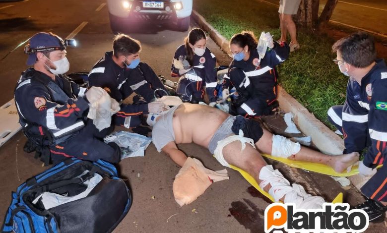 Fotos de Pedestre é socorrido em estado grave após ser atropelado por moto em Maringá