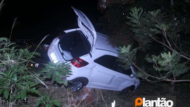 Fotos de Após perseguição policial, homem capota carro e foge deixando namorada para trás, em Maringá