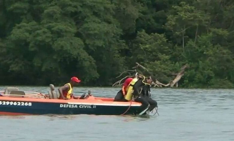 Fotos de Pescadores desaparecem após barco afundar no Porto Rico Paraná