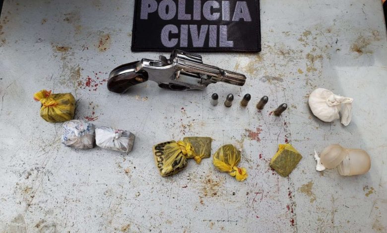 Fotos de Polícia Civil cumpre mandado de busca e apreende drogas e arma em Sarandi