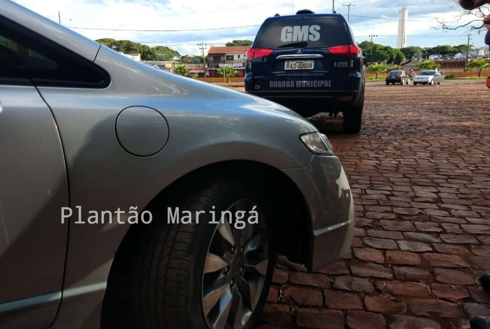 Pol Cia Civil De Maring Com Apoio Da Guarda Municipal De Sarandi Recupera Carro Roubado Em