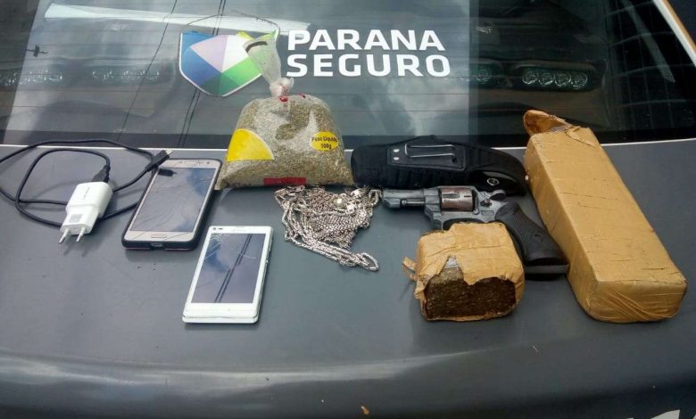 Fotos de Polícia Militar recupera veículo, apreende arma, droga e prende duas pessoas em Sarandi