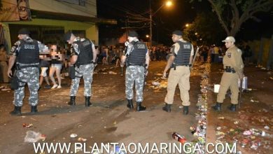 Fotos de Polícia usa bombas de efeito moral para liberar rua, próximo à uma faculdade em Maringá