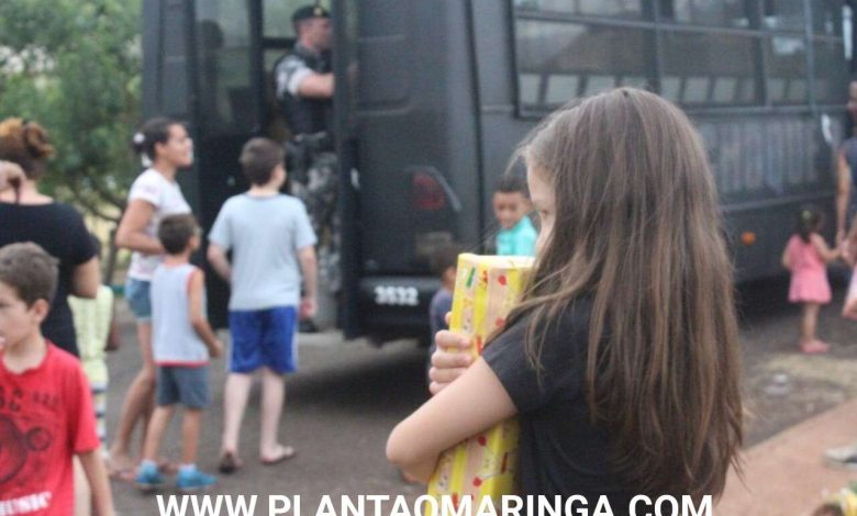 Fotos de Policiais militares da equipe choque distribUEM brinquedos e realizam sonhos de crianças em Maringá