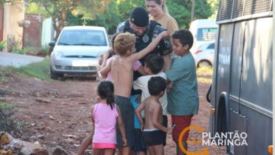 Fotos de Policiais militares do pelotão de choque entregam brinquedos para crianças em Sarandi