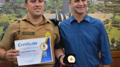 Fotos de Policial militar, que de folga salvou a vida de uma mulher, é homenageado pelo prefeito municipal de Maringá