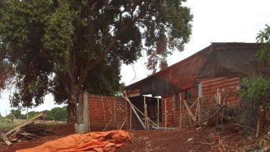 Fotos de Professora se comove com pedido de aluno, para sair de aula online e cobrir casa da mãe com lonas, em Sarandi