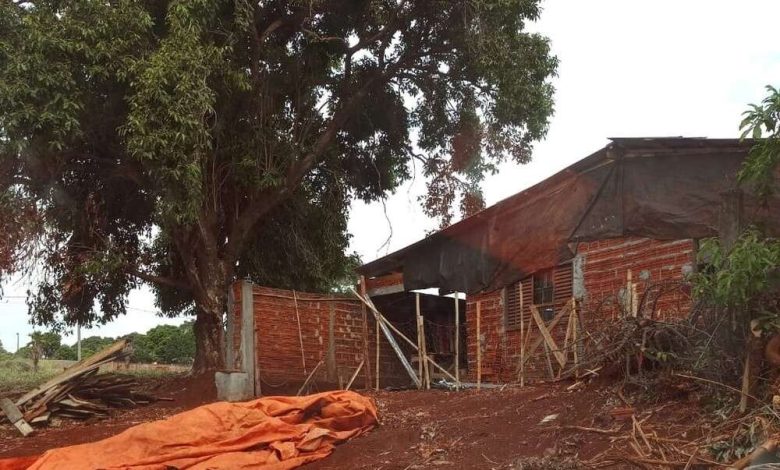 Fotos de Professora se comove com pedido de aluno, para sair de aula online e cobrir casa da mãe com lonas, em Sarandi