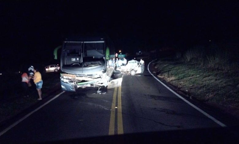 Fotos de Quatro pessoas morreram após uma colisão frontal entre um carro e um ônibus na região