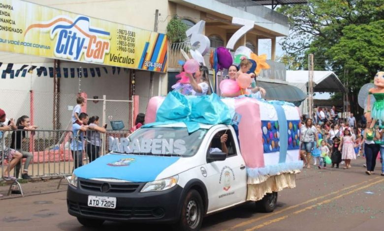 Fotos de Sarandi comemora 37 anos com desfile e bolo gigante