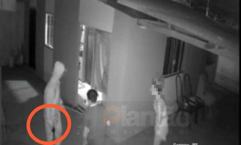 Fotos de Sarandi; homens armados invadem casa, expulsam mulheres e ateiam fogo na residência