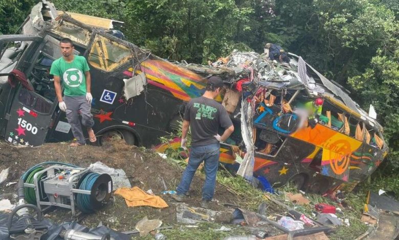 Fotos de Sobe para 21 o número de óbitos no tombamento de um ônibus de turismo na BR-376, em Guaratuba