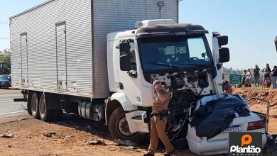 Fotos de Sobe para 5 o número de mortos em acidente entre um carro e um caminhão na PR-323