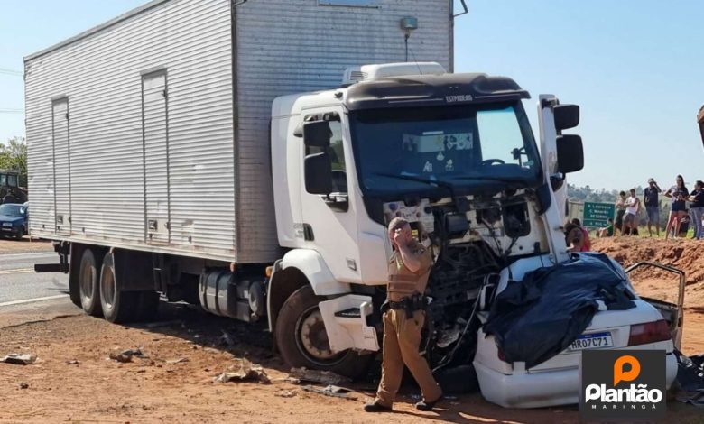 Fotos de Sobe para 5 o número de mortos em acidente entre um carro e um caminhão na PR-323