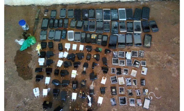 Fotos de SOE Maringá realiza revista geral na cadeia pública de Cianorte e apreende 46 celulares