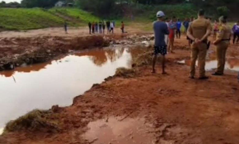 Fotos de Tio e duas sobrinhas de 8 e 12 anos morrem afogados ao caírem em uma vala com água da chuva