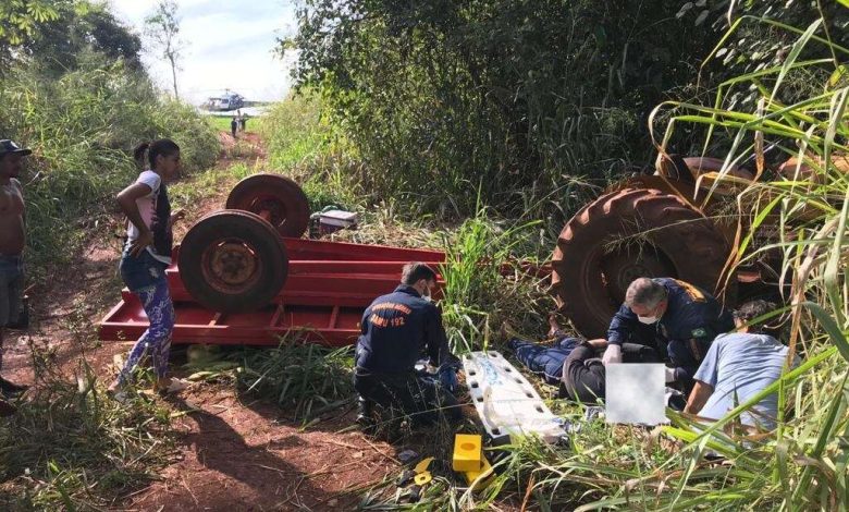 Fotos de Tombamento de trator com múltiplas vítimas mobiliza helicóptero do SAMU