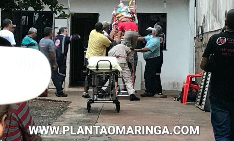 Fotos de Ao limpar calha, trabalhador, cai de telhado e é encaminhado para hospital em estado grave