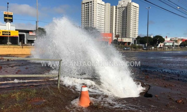 Fotos de Trabalhadores realizam obras e atinge solo pluvial em Maringá: alguns bairros podem ficar sem água