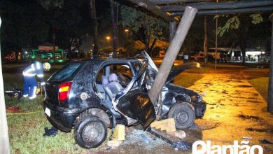 Fotos de Três jovens ficam feridos após carro invadir rotatória e bater em pergolado de madeira em Maringá