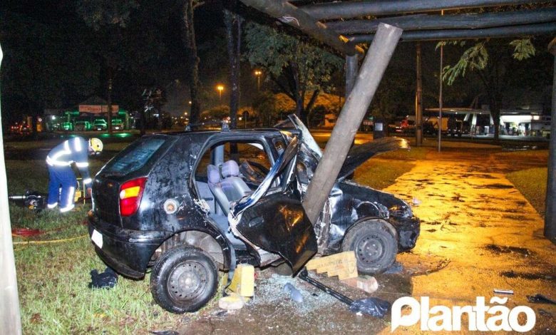 Fotos de Três jovens ficam feridos após carro invadir rotatória e bater em pergolado de madeira em Maringá