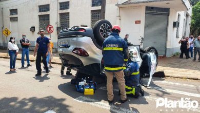 Fotos de Uma pessoa fica ferida em batida seguida de capotamento, em Maringá