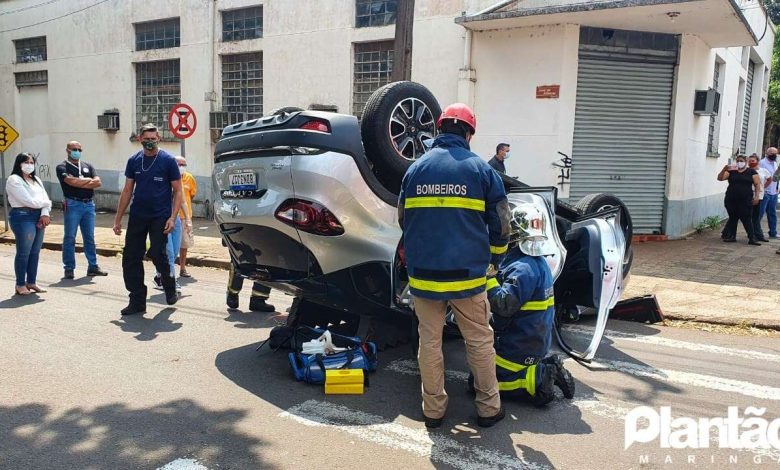 Fotos de Uma pessoa fica ferida em batida seguida de capotamento, em Maringá