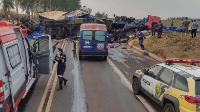 Fotos de Uma pessoa morreu e duas ficam feridas em acidente entre carro e duas carretas na BR-376