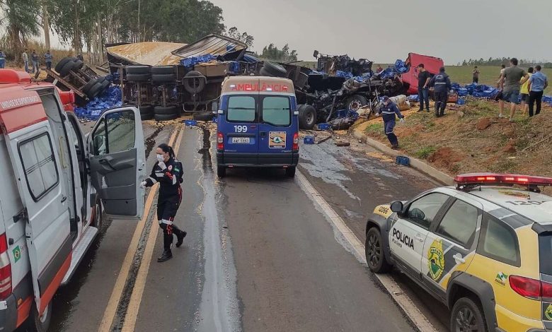 Fotos de Uma pessoa morreu e duas ficam feridas em acidente entre carro e duas carretas na BR-376