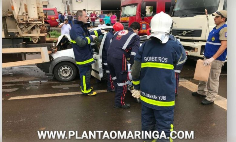 Fotos de Veículo fica prensado entre caminhões na Avenida Colombo em Sarandi