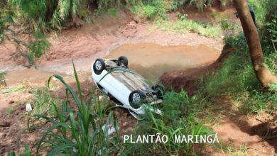 Fotos de Veículo sem motorista atravessa fundo de vale e vai parar dentro de rio, em Sarandi