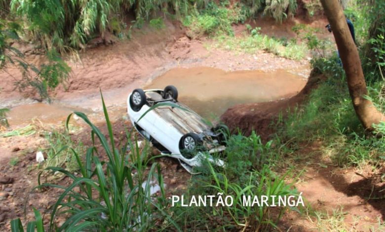 Fotos de Veículo sem motorista atravessa fundo de vale e vai parar dentro de rio, em Sarandi