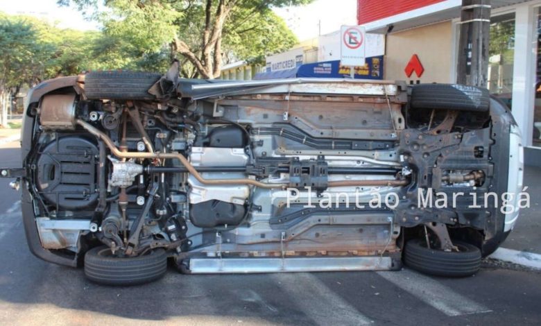 Fotos de Veículo tomba após colisão com outro carro em cruzamento de Avenida em Maringá