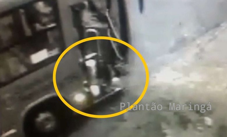 Fotos de Vídeo bizarro mostra mulher fazer xixi na porta de ônibus da TCCC em Maringá