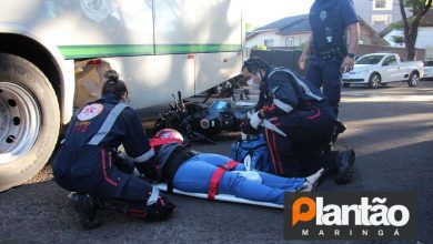 Fotos de Vídeo: câmera flagra momento em que moto bate em ônibus que invadiu a preferencial em Maringá