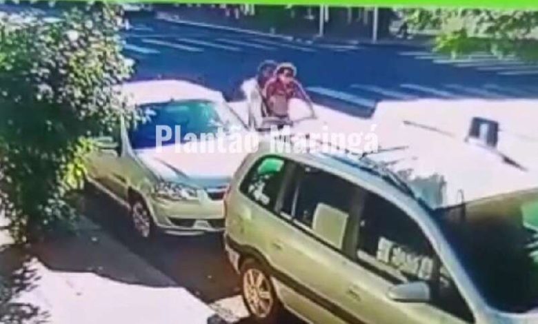 Fotos de Vídeo; câmera registra motorista abrindo porta e derrubando ciclista em Sarandi