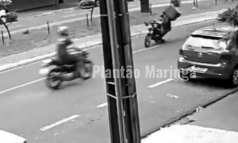 Fotos de Vídeo flagra motociclista na contramão batendo de frente com outra moto no centro de Maringá