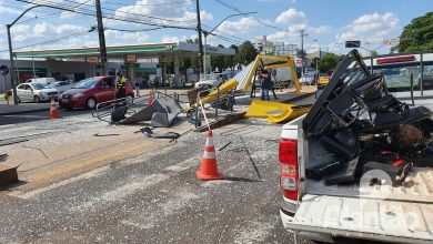 Fotos de Vídeo: imagem mostra momento em que caminhão atinge ponto de ônibus, em Maringá