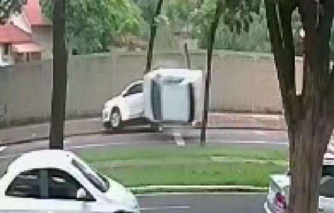 Fotos de Vídeo mostra carro capotando após bater em veículo estacionado em Maringá