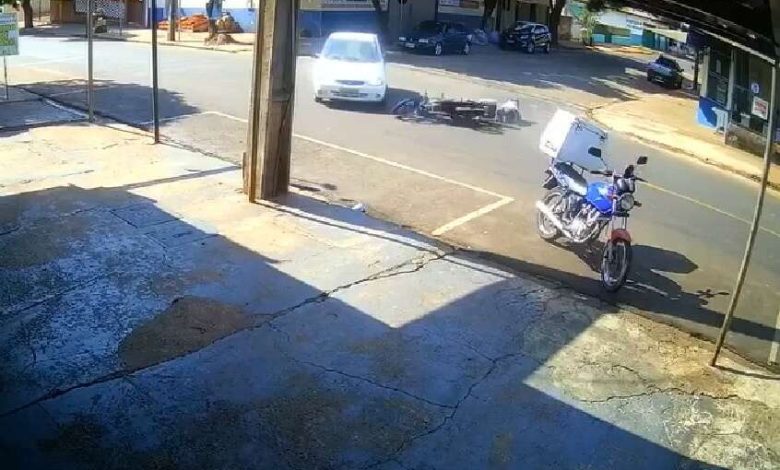 Fotos de Vídeo mostra carro invadindo preferencial e causando grave acidente em Sarandi