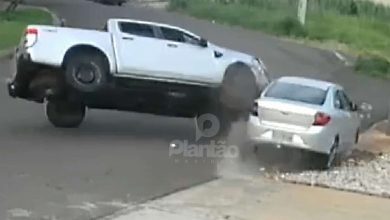 Fotos de Vídeo mostra momento em que caminhonete capota, após bater em carro estacionado em Maringá