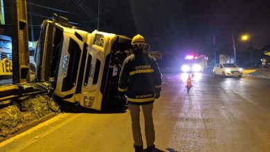 Fotos de Vídeo flagra carreta tombando em rotatória em Maringá