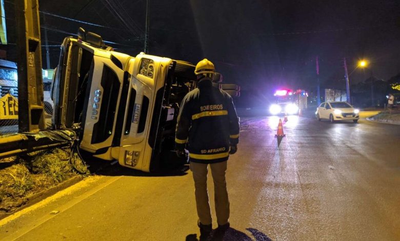 Fotos de Vídeo flagra carreta tombando em rotatória em Maringá