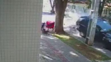 Fotos de Vídeo mostra momento em que moto cruza preferencial e é atingida por carro em Maringá