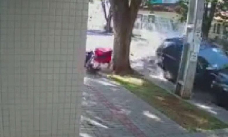 Fotos de Vídeo mostra momento em que moto cruza preferencial e é atingida por carro em Maringá