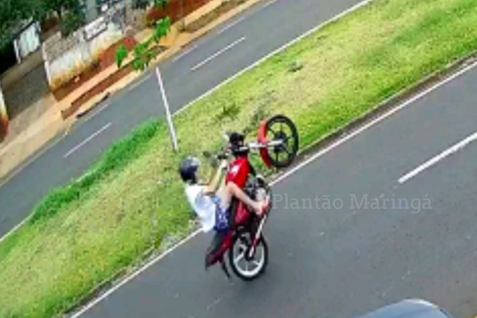 Vídeo Mostra Motociclista Empinando Moto Na Frente Da Viatura Da Pm Em Maringá Plantão Maringá 7304