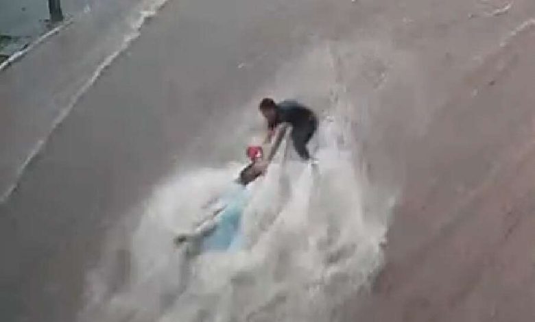 Fotos de Vídeos mostram três pessoas sendo arrastadas por enxurrada durante chuva em Maringá e Sarandi